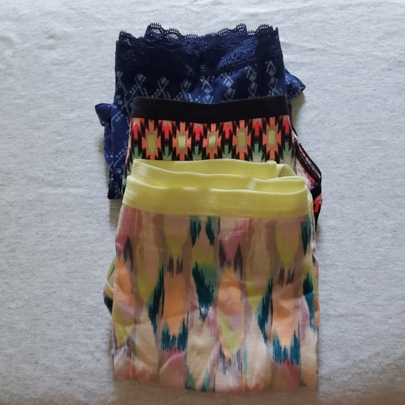 3 panty bundled Victoria's secret size med and lg - Picture 2 of 13